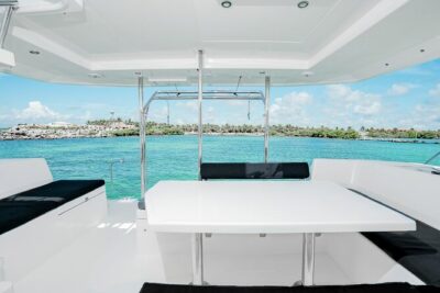 8-Hour Private 40′ Cat 2 Stop to Cozumel, Food, Drinks & Snorkel