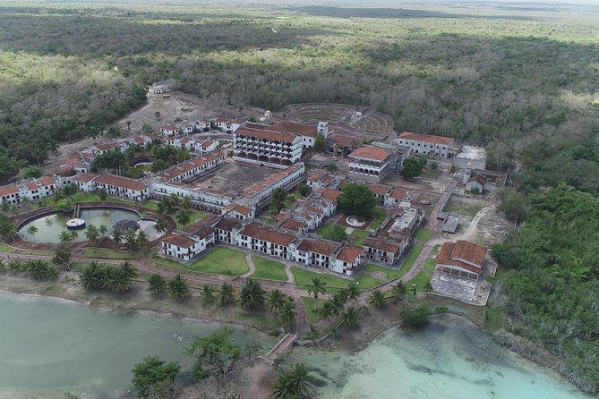 Bacalar Deluxe - Lunch at the lagoon keeps the day grounded
