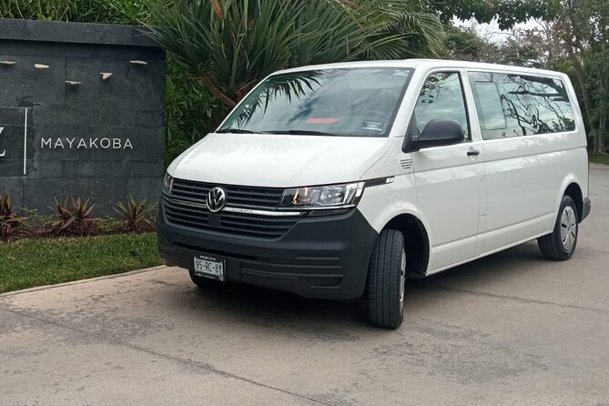 Cancun Airport to Playa del Carmen Roundtrip Private Transfer - Meeting your greeter at Cancún International Airport