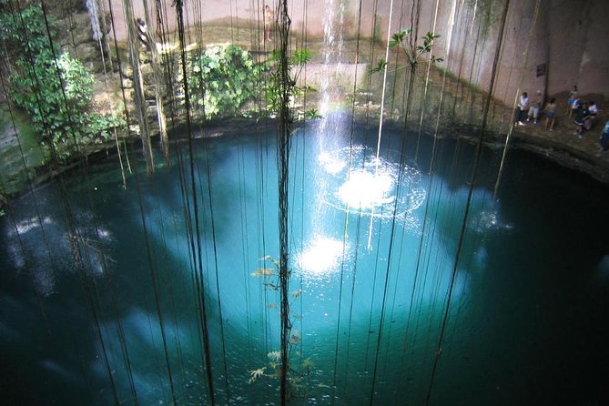 Cenotes snorkeling excursion - The safety briefing before you enter