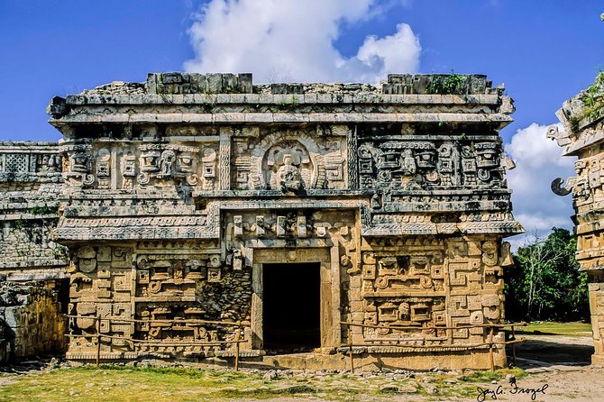 Chichen Itzá, Cenote Ik Kil, Valladolid Premium Reduced Group - Three hours among Chichen Itza’s monuments