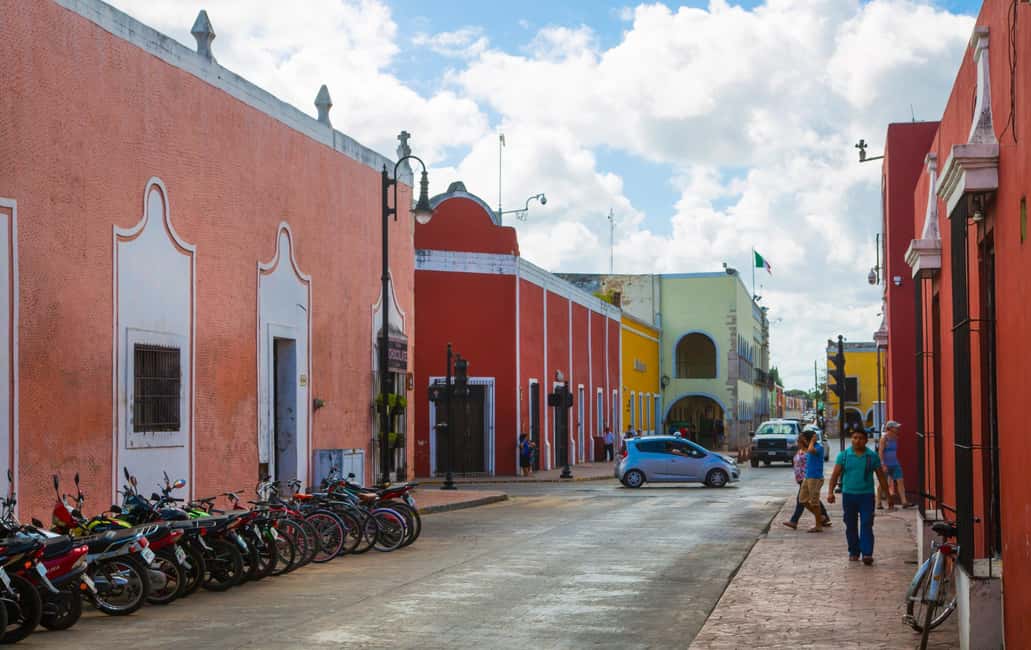 Chichen Itza: Guided Tour with Valladolid & Cenote Chichikan - Entering Chichen Itza with a guide