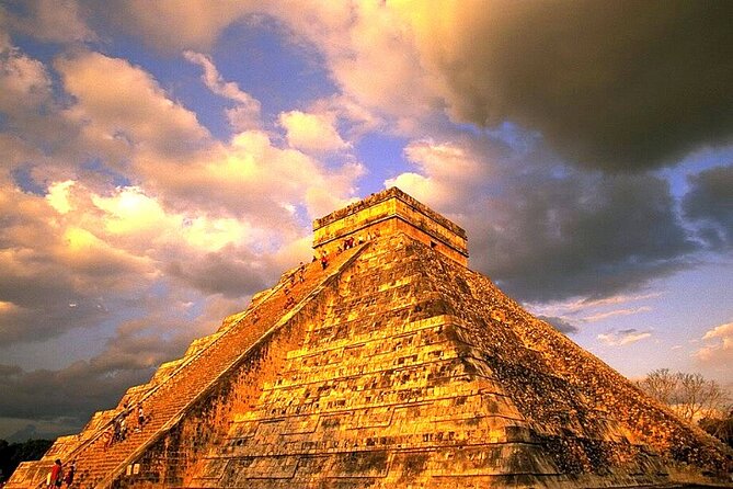 Chichén Itzá Kukulkan & Swim in Two Cenotes - Walking through Chichén Itzá