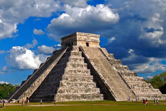 Chichen Itza the Original Tour from Cancun and Riviera Maya - The guide and the shape of the group