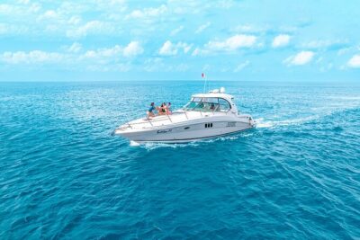 Cozumel Private Yacht and Snorkel with Lunch and Open Bar Onboard