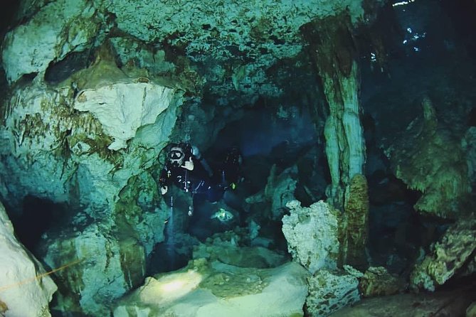 Dos Ojos Cenote Cavern Dive- The Barbie Line and The Bat Cave - The first route: the Barbie Line