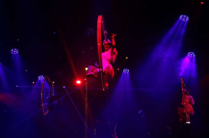 Playa del Carmen: Coco Bongo Nightclub Experience - The show itself: acrobats, tributes, and confetti