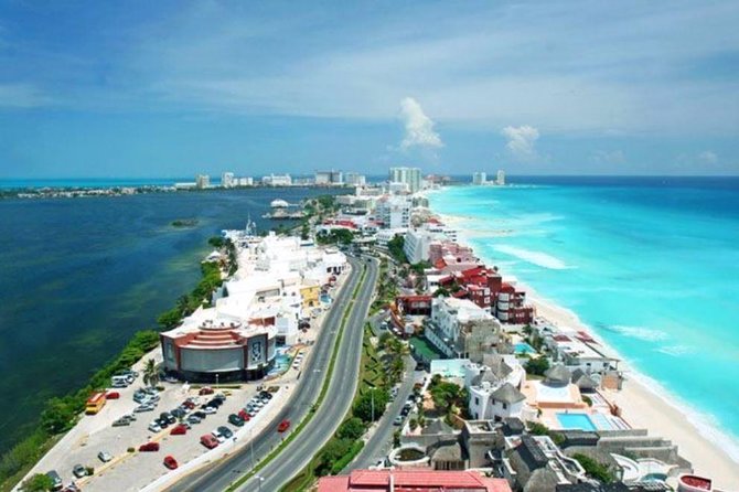 Private Cancun Shopping and City Tour - Playa Delfines and the Cancun sign