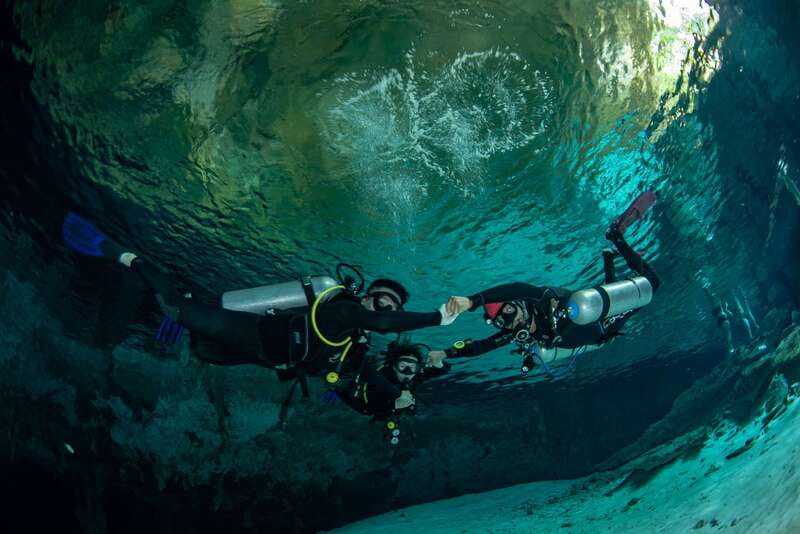 Tulum : Dos Ojos cenote 2 scuba dives (certified divers) - Carrying the tank down to Dos Ojos